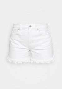 Shorts de denim blanco con un dobladillo deshilachado, que cuentan con un cierre de cremallera y botón. Dos bolsillos delanteros y un diseño limpio y minimalista.