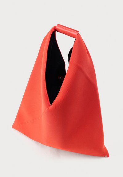 Κόκκινη τριγωνική υφασμάτινη τσάντα χειρός με φαρδιά άνοιγμα και μικρό ορθογώνιο χερούλι στην κορυφή.