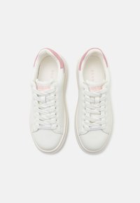 Guess ELBA - Sportbačiai - white/pink