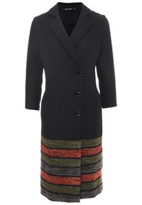 Svart kappa med tre knappar, notch-krage och tre fjärdedelars ärmar. Nederkanten har flerfärgade horisontella ränder i texturerad tyg.