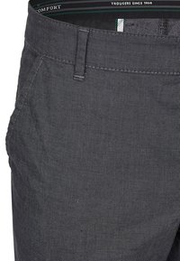 Szare spodnie w wzory o prostym kroju, z delikatną teksturą, kieszeniami bocznymi i widoczną metką na pasie.