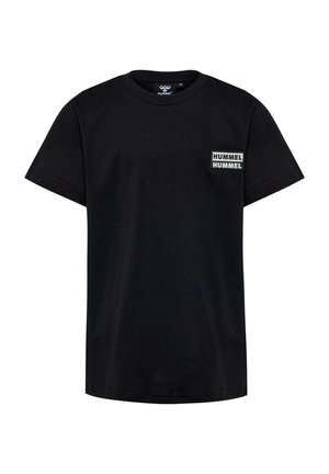 Sort bomulds T-shirt med runde hals og korte ærmer. Har en rektangulær lomme med "HUMMEL" i hvid tekst.
