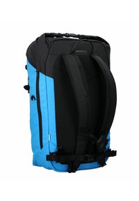 Zaino Mammut blu e nero con spallacci imbottiti, cintura toracica, tasca laterale con cerniera e maniglia superiore.