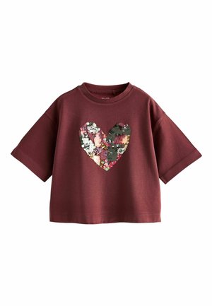 Bordeaux kortærmet skjorte med stort, flerfarvet paliet-hjerte foran, rund halsudskæring, løs pasform.