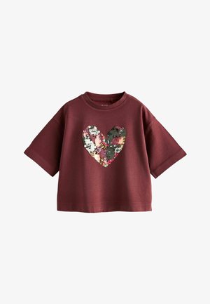 Bordeaux kortærmet skjorte med stort, flerfarvet paliet-hjerte foran, rund halsudskæring, løs pasform.