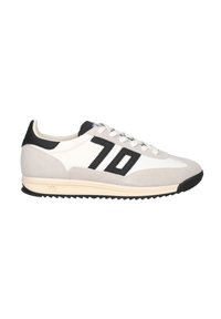 Baskets avec un dessus en daim blanc et gris. Accents noirs avec un grand numéro noir "70" sur le côté et un talon noir texturé. Semelle en caoutchouc.