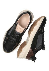 Czarno-szare sportowe sneakersy wykonane z materiałów siateczkowych i skórzanych, z białą podeszwą środkową, teksturowaną podeszwą zewnętrzną i subtelnymi brązowymi akcentami.