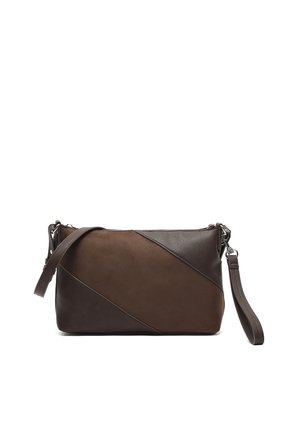 Brązowa skórzana torba na ramię z ukośnymi dwukolorowymi panelami, regulowanym paskiem i odpinaną bransoletką na białym tle.