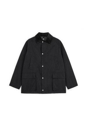 Chaqueta negra abotonada con cuello de pana, dos grandes bolsillos frontales con solapa y dos bolsillos inclinados en el pecho.