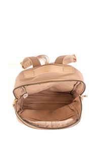 Zaino in pelle beige con parte superiore con zip, scomparti interni in un tessuto beige più chiaro e hardware della cerniera in tonalità oro.
