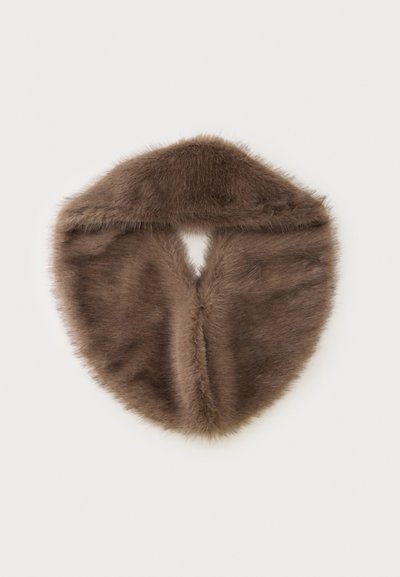 Col en fausse fourrure marron doux avec une forme incurvée conçue pour s'enrouler autour du cou pour plus de chaleur et de style.