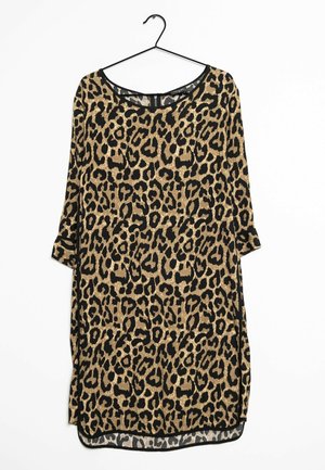 Abito con stampa leopardata che presenta una combinazione di colori oro e nero, vestibilità ampia, maniche a 3/4, scollatura rotonda e orlo trasparente.