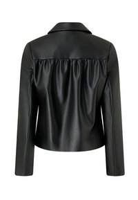 Zwarte jas van nep leer met lange mouwen en geplooide details over de bovenrug, afgebeeld op een witte achtergrond.