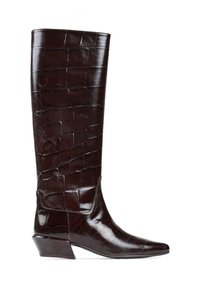 Brązowy skórzany but za kolano z teksturą krokodyla, spiczastym czubkiem i ukośnym obcasem. Gładkie wykończenie i brak widocznych elementów metalowych lub akcentów.