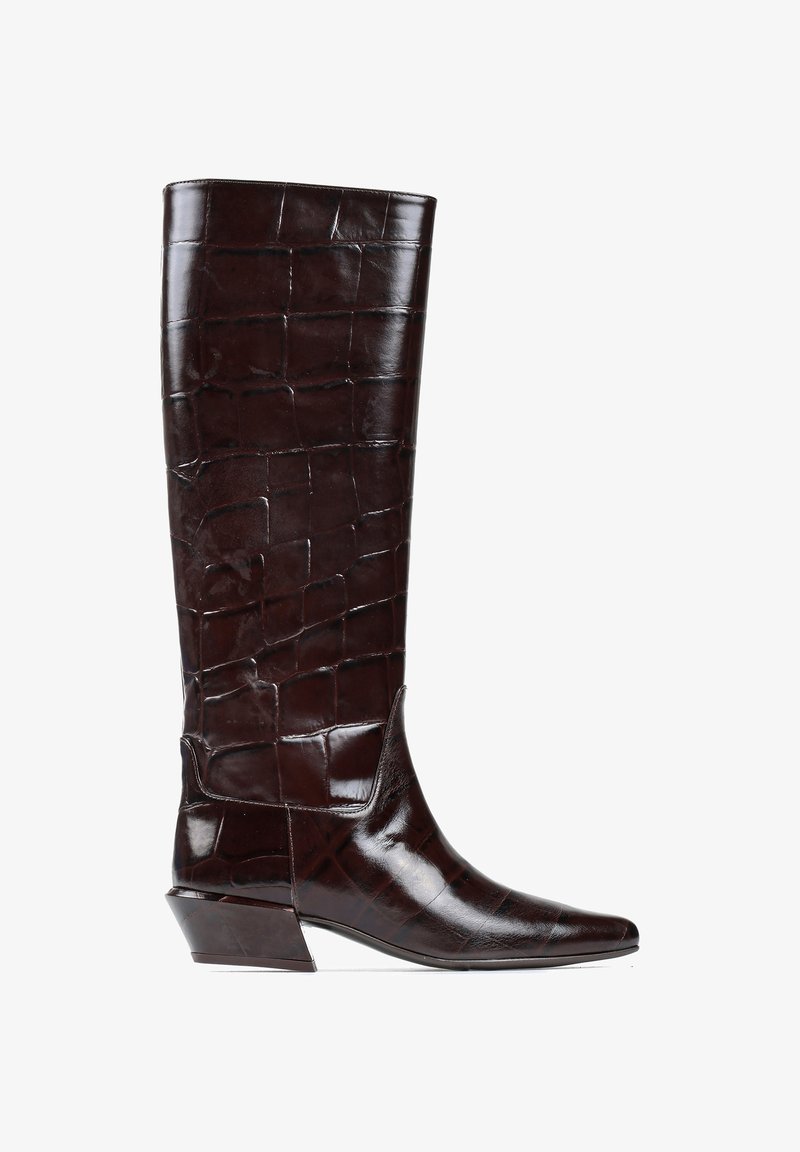 Brązowy skórzany but za kolano z teksturą krokodyla, spiczastym czubkiem i ukośnym obcasem. Gładkie wykończenie i brak widocznych elementów metalowych lub akcentów.