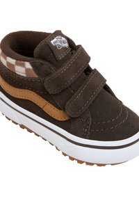 Braune Wildleder-Sneaker mit zwei Klettverschlüssen, einem hellbraunen Seitenstreifen und einer weißen Gummisohle. Auffälliges Schachbrettmuster am Kragen.
