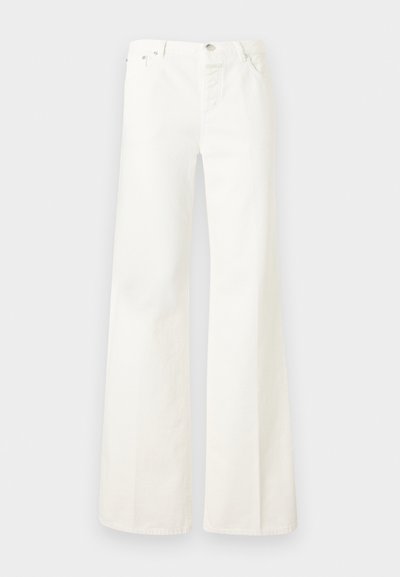 Pantalon blanc taille haute à jambes larges, avec fermeture à boutons et zip sur le devant, passants de ceinture et poches latérales, présenté sur un fond uni.