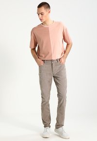 Urban Classics OVERSIZE HARLEQUIN TEE - Nyomott mintás póló - amber/light rose