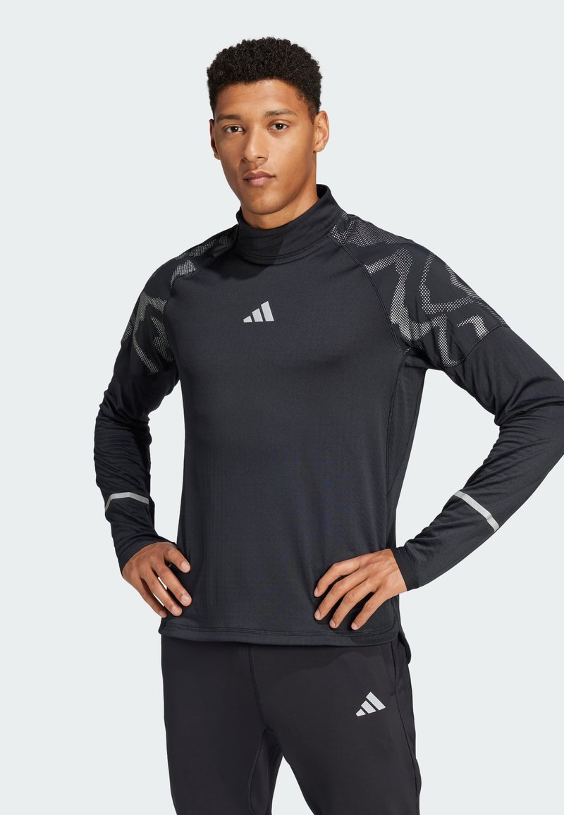 Zwart sportshirt met lange mouwen en hoge kraag, met grijzige patronen op de schouders en reflecterende details. Adidas-logo weergegeven.