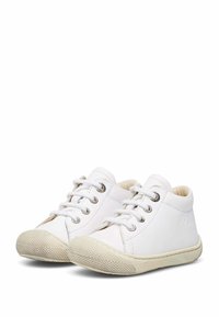 Witte canvas sneakers met een gestructureerde zool, ronde neus, zes veterogen en een gevoerde kraag. Gekleed met een klein logo aan de zijkant.