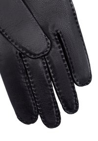 Gants en cuir noir avec une couture fine, texture lisse et design ajusté. Présente une couture distincte le long des doigts et de la paume.
