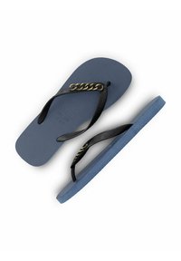 Tongs noires avec une semelle intérieure texturée bleu, présentant une chaîne dorée décorative sur les brides. Design à semelle plate.