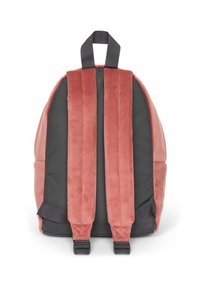 Zaino in suede rosa e tessuto scuro, dotato di spallacci imbottiti, maniglia superiore e forma arrotondata elegante. Texture liscia con accenti minimali.