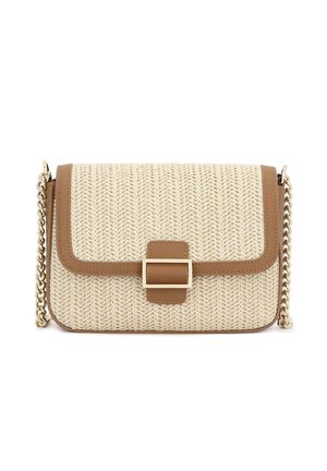 Béžová pletená kabelka s hnedými koženými detailmi, obdĺžnikovým tvarom, preklopnou chlopňou a retiazkovým remienkom. Má štvorcové magnetické zapínanie.