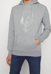 CLOSURE London Jersey con capucha - mottled grey