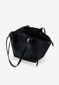 Bolso tipo cubo de cuero negro con superficie texturizada, dos correas para el hombro y cierre superior con cremallera. Diseño elegante con una abertura amplia.