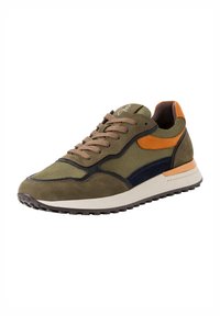 Zapatillas de suede verde y malla con cordones marrones, detalles naranjas y una mediasuela blanca. Suela de goma con un patrón de tracción. Diseño de puntera redondeada.