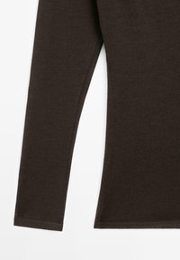 Brązowa bluzka z długim rękawem wykonana z miękkiej, teksturowanej dzianiny, o dopasowanym kroju i prostej, nieozdobionej linii dołu.