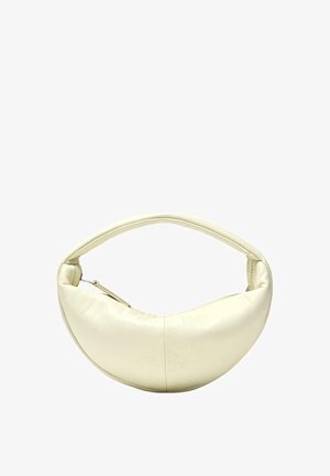 Sac d'épaule beige en forme de croissant avec une bandoulière unique et une fermeture éclair latérale.
