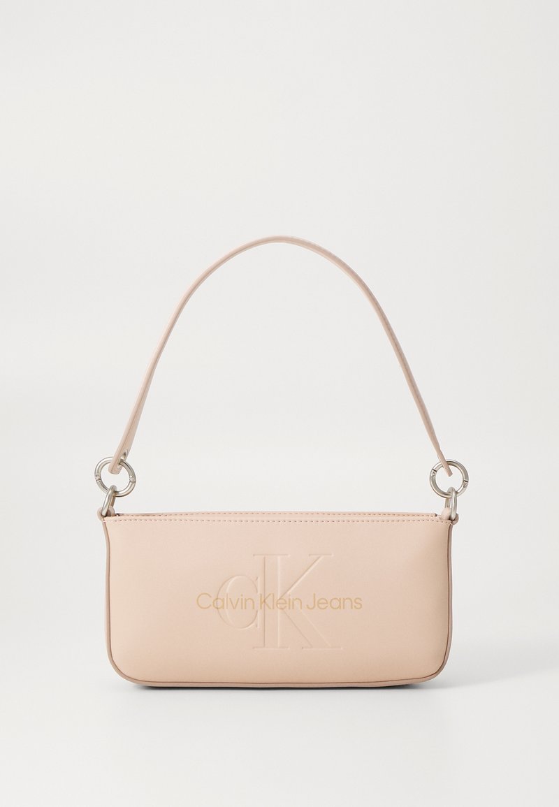 Ružičasta umjetna kožna crossbody torba s utisnutim logom, ravnog dizajna, jednim remenom i akcentima od srebrne boje.