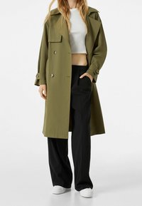 Bershka Trenčkot - khaki