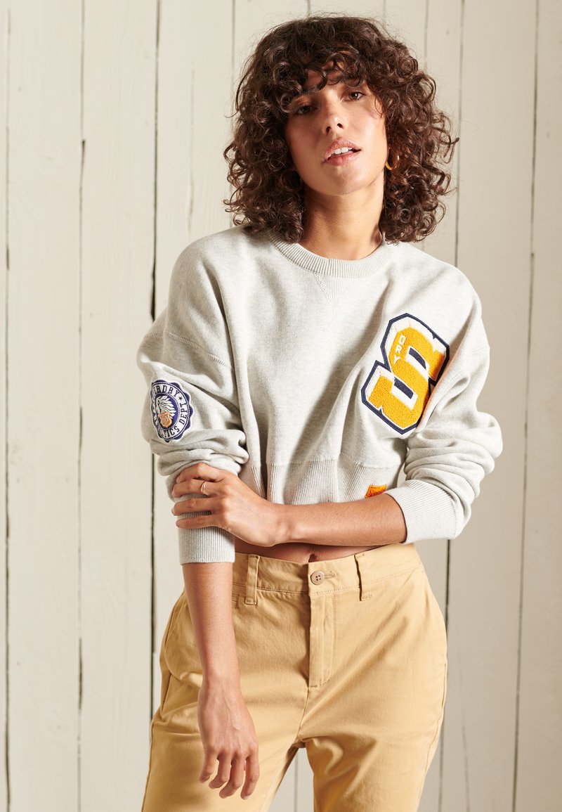 Damen Strickjacken | Superdry VARSITY Strickpullover athletic grey marl/grau - ZJ73813 Damen Strickjacken | Superdry VARSITY Strickpullover athletic grey marl/grau - ZJ73813