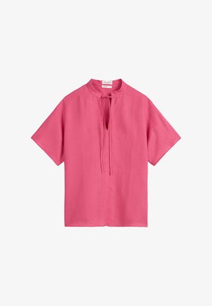 Różowa lniana koszula z krótkim rękawem, z kołnierzykiem typu band i rozcięciem z przodu, z wiązaniem przy dekolcie. Gładka tekstura.