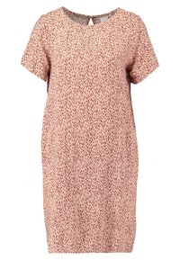 Šaty s krátkým rukávem z světle růžové látky, s abstraktním červeným vzorem, kulatým výstřihem a detailním otvorem na zadní straně.