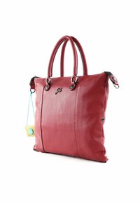 Rode leren handtas met een gerimpelde textuur, dubbele handvatten, zwarte hardware en een decoratieve gele en blauwe label. Beschikt over een ritssluiting.