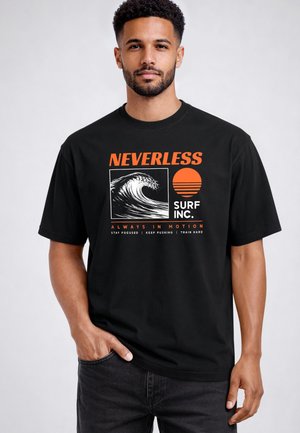 Mann trägt schwarzes T-Shirt mit orangem Schriftzug "NEVERLESS", Wellenillustration, orangefarbener Sonne und Phrasen zum Thema Surfen und Motivation.
