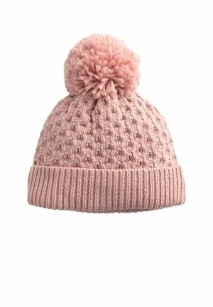 Bonnet tricoté rose avec un motif texturé, agrémenté d'un pompon moelleux sur le dessus et d'un revers côtelé à la base.