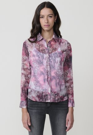 Camisa de manga larga en tejido ligero y transparente con un estampado abstracto de animal en tonos rosa y púrpura, cuello de punta y cierre de botones por delante.