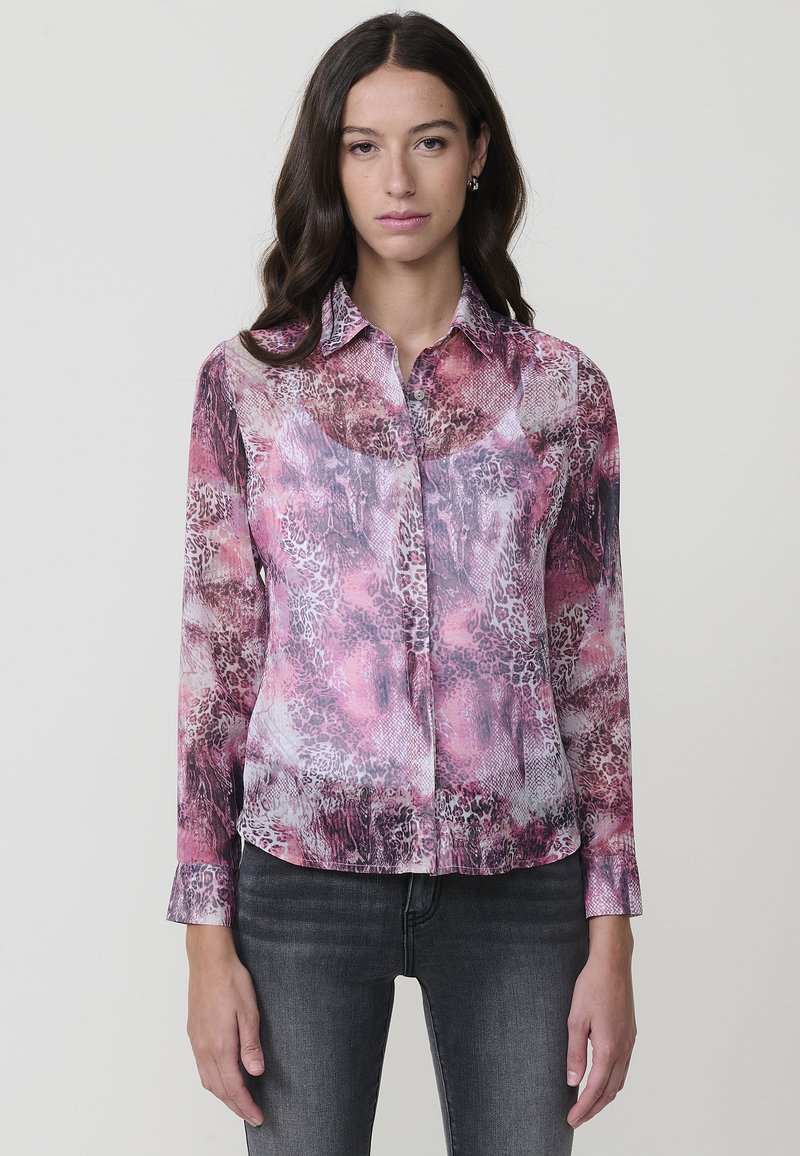 Camisa de manga larga en tejido ligero y transparente con un estampado abstracto de animal en tonos rosa y púrpura, cuello de punta y cierre de botones por delante.