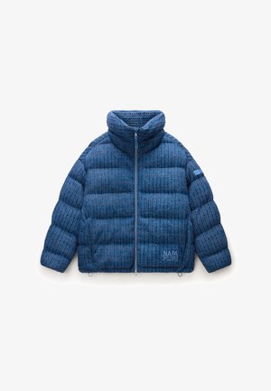 Blauwe pufferjack met een hoge kraag, horizontaal gestikt patroon, ritssluiting aan de voorkant en logo aan de linkerkant. Zachte stoftextuur.