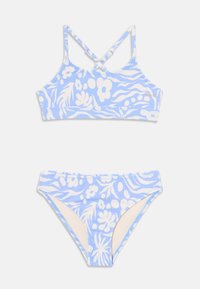 Svetle modrý bikini set s bílými květinovými a vlnitými vzory. Vrchní díl má design se zkříženými ramínky; spodní díl má klasický střih s bočními detaily.