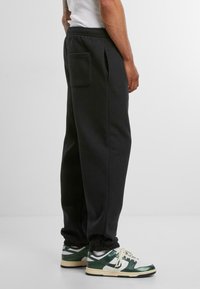 Upscale by Mister Tee Teplákové kalhoty - black