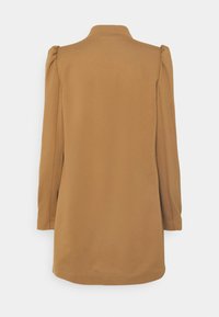 Hnědý dlouhý rukávový blazer se strukturovaným límcem, na ramenou nařasenými akcenty a hladkou texturou, s rovnými lemy na dně.