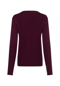 Bordeauxfarbener Pullover mit langen Ärmeln und strukturiertem Strickmuster, runder Ausschnitt und gerader Saum. Rückansicht. Schlichtes und tailliertes Design.
