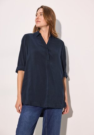 Marineblaue, leichte Bluse mit einem Button-down-Kragen, Dreiviertelärmeln und einem entspannten Schnitt. Sie verfügt über eine glatte Textur und einen abgerundeten Saum.