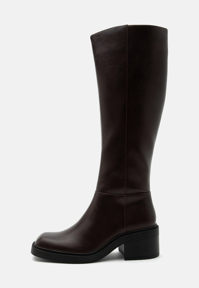 Botte haute en cuir marron foncé avec bout arrondi, talon bloc moyen et finition lisse.